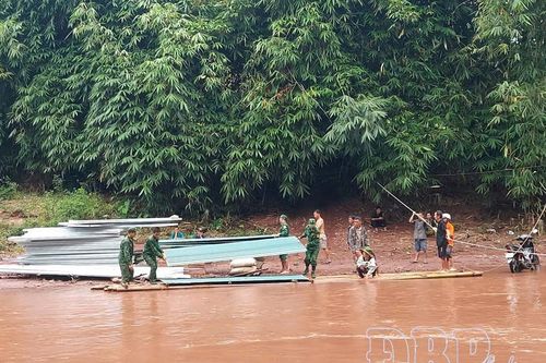 Đưa nhà mới về bản