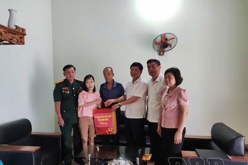 Ủy ban MTTQ Việt Nam tỉnh thăm, tặng quà gia đình nạn nhân chất độc da cam
