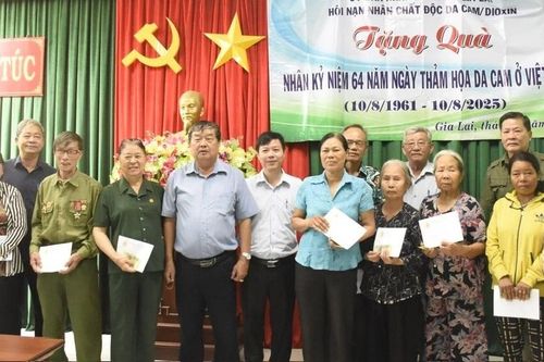 Tặng quà cho các nạn nhân chất độc da cam xã Phú Túc và Ia Pa