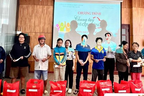 Tặng quà cho các hộ có hoàn cảnh khó khăn tại phường Pleiku