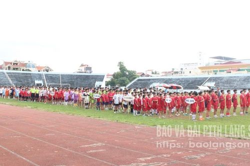 Trên 1.000 vận động viên tham gia giải bóng đá thiếu niên, nhi đồng các lớp thể thao hè