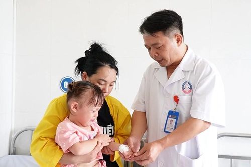 Phẫu thuật tạo hình chuyển vạt, vá da, điều trị di chứng tai nạn cho trẻ sau bỏng điện