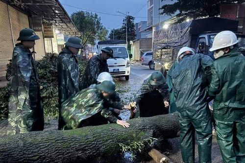 Phòng thủ khu vực 1 - Đức Trọng hỗ trợ khắc phục hậu quả sau mưa lớn