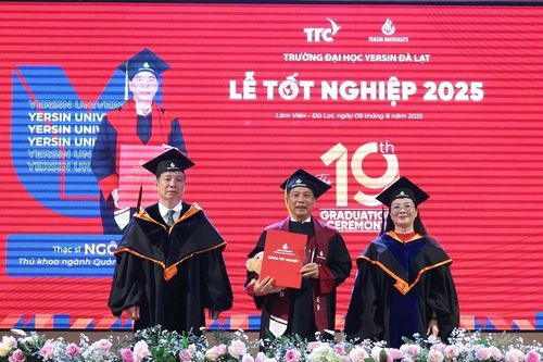 ĐH Yersin Đà Lạt trao bằng tốt nghiệp cho 614 học viên