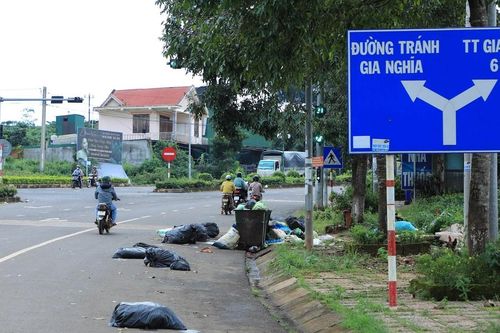Rác thải ùn ứ, tràn ra Quốc lộ 28 qua Gia Nghĩa