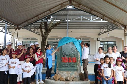 CLB Doanh nhân 2030 trao thư viện và học bổng cho học sinh bản Tân Lập