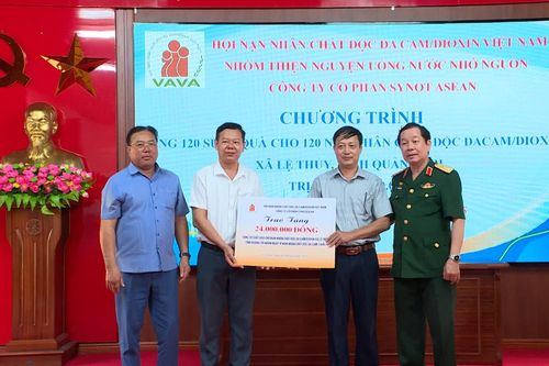 Trao 120 suất quà cho nạn nhân chất độc da cam ở xã Lệ Thủy