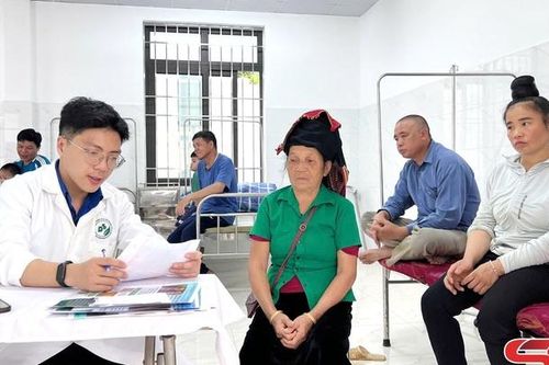 Khám, cấp phát thuốc điều trị bệnh da liễu tại xã Mường Lầm
