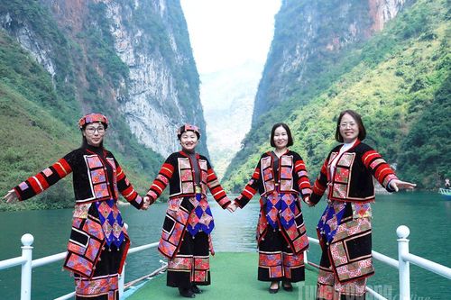 Lửa di sản trên miền đá xám