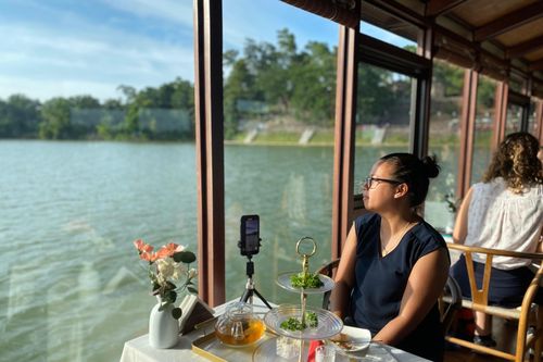 Thưởng trà chiều trên sông Hương