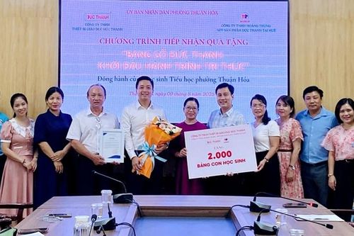 Phường Thuận Hóa tiếp nhận 2.000 bảng gỗ Đức Thanh tặng học sinh đầu cấp tiểu học
