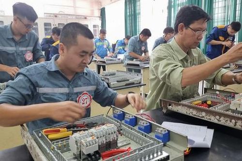 Sân chơi tôn vinh 'bàn tay vàng' của công nhân Thủ đô