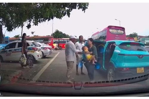 Thái Nguyên: Xử lý nhóm người đuổi 2 mẹ con xuống xe taxi giữa trưa nắng