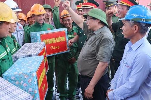 Thủ tướng kiểm tra tiến độ cầu Phong Châu, chỉ đạo xây cao tốc mới tại Phú Thọ