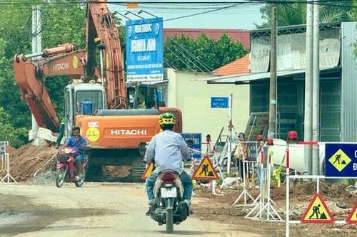 Tất bật thi công hương lộ 15 kết nối đường tỉnh 768 đến bến phà Bình Ninh đi TP.HCM