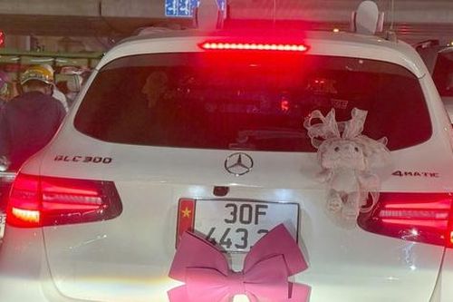 Hà Nội: Đã xác định được danh tính chủ ô tô Mercedes dán nơ che lấp biển số