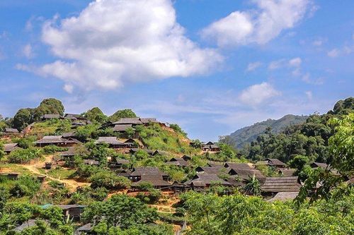 Kiên quyết, kiên trì, chủ động đấu tranh ngăn chặn, đẩy lùi các hoạt động tôn giáo trái pháp luật, giữ yên bản làng