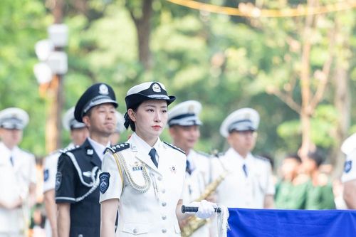 Người dân hòa mình cùng nhạc hội Cảnh sát thế giới 2025 tại phố đi bộ hồ Hoàn Kiếm