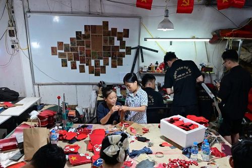 Đến thăm nơi sản xuất 'cờ đỏ sao vàng' bởi những người thợ có hoàn cảnh đặc biệt