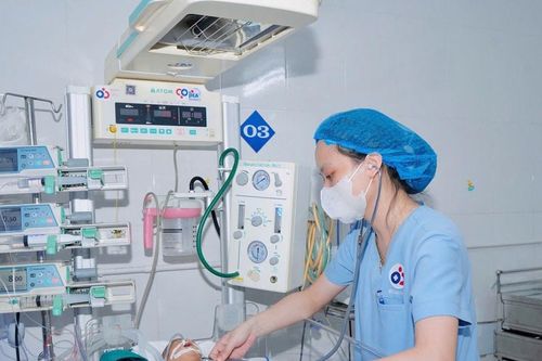Can thiệp tim mạch tối khẩn, cứu bé sơ sinh đến từ Lào