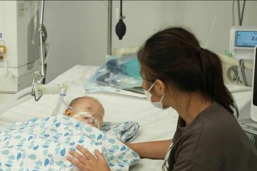 Trẻ 15 tháng tuổi nguy kịch vì uống tinh dầu đuổi muỗi