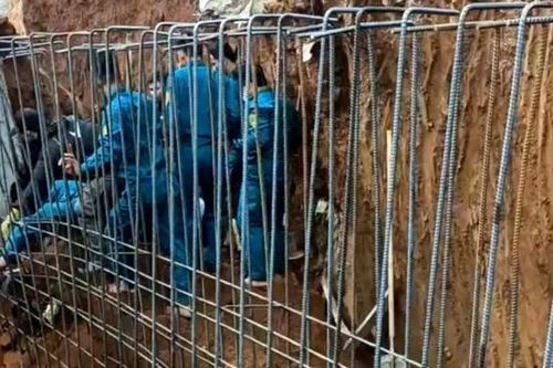 Một công nhân đang làm đường thì bị đất sạt lở vùi lấp