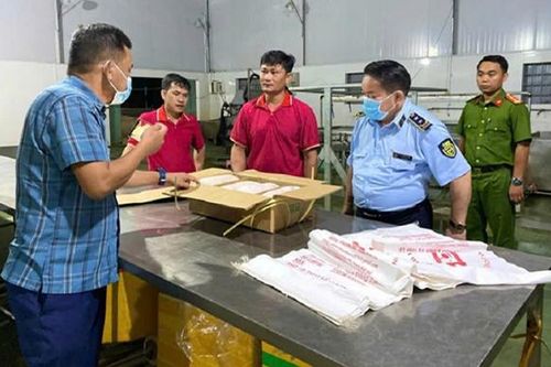 Bắt giữ, tiêu hủy hơn 100 tấn heo đông lạnh đã bốc mùi, nổi đốm trên da