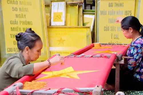 Làng Từ Vân tất bật may cờ phục vụ Quốc khánh 2/9