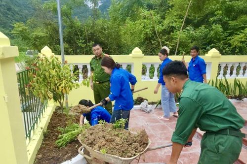 Hoàn thiện công trình thanh niên đèn năng lượng mặt trời tại Nhà bia ghi tên liệt sĩ xã Quang Long