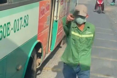 Người đàn ông bước xuống xe buýt, cầm dao 'hăm dọa' tài xế ô tô phía sau: Camera tiết lộ khoảnh khắc kinh hãi, công an vào cuộc điều tra