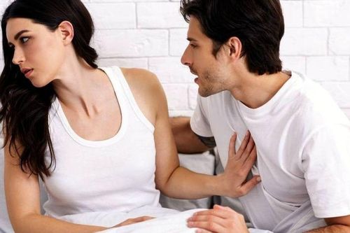 Vợ ngày càng xinh đẹp nhưng suốt hơn 2 năm liên tục 'né' chồng, không cho gần gũi mỗi đêm, anh chết lặng khi biết lý do thật sự qua nhóm chat kín