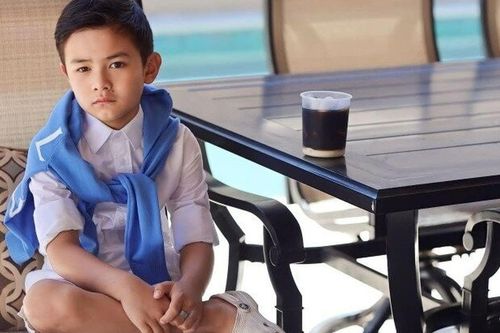 Con trai chuẩn thiếu gia nhà Đan Trường bước xuống xe hơi để giúp người nghèo khó, mẹ đại gia chứng kiến mà cảm động