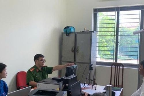 Công an xã Thuận An đổi 800 thẻ đảng viên mới sau 3 ngày triển khai
