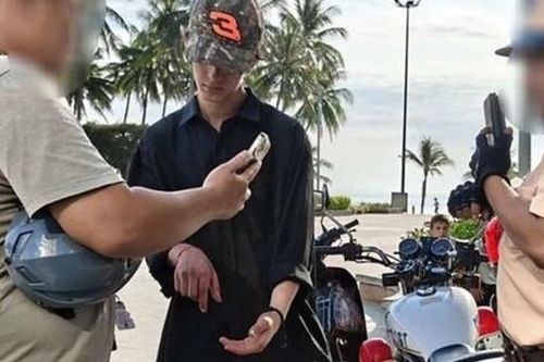 Tạm giữ người đàn ông ngoại quốc say xỉn hành hung CSGT ở Khánh Hòa