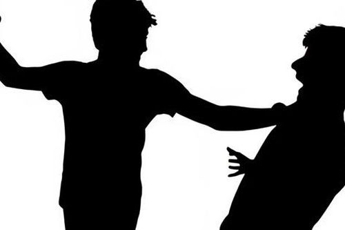 Đang ở nhà, người đàn ông bị tấn công nhập viện