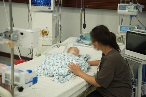 Từ vụ bé 15 tháng tuổi nguy kịch vì uống nhầm tinh dầu đuổi muỗi, bác sĩ hướng dẫn cách sử dụng an toàn