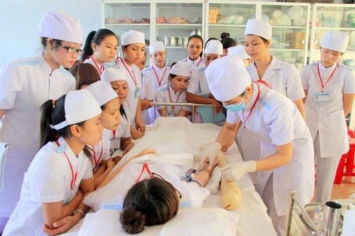 Giai đoạn 2025-2030: Đề xuất nhiều chính sách hấp dẫn về học phí, học bổng để thu hút sinh viên ngành Y