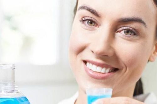 Nước súc miệng: 'Trợ thủ đắc lực' hay 'con dao hai lưỡi'?