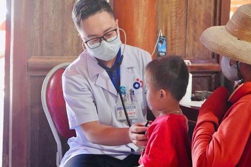 Khám bệnh, tặng quà cho trẻ em và người dân vùng lũ Mỹ Lý