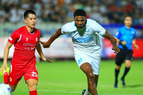 Tiền đạo Anh cao 2m06 ấn tượng với sự xuất sắc của Công an Hà Nội FC