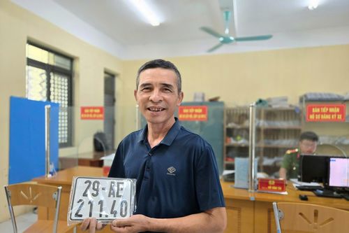 Người dân phấn khởi 'đi một lần, giải quyết nhiều thủ tục' tại Công an xã Vân Đình