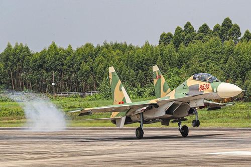 Mãn nhãn đội hình máy bay chiến đấu tham gia sự kiện A80