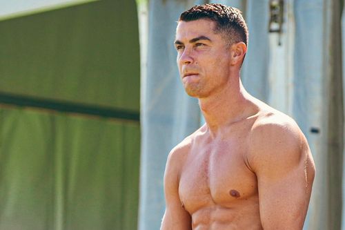Ronaldo khoe body 6 múi