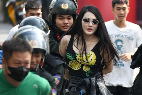 Công an biểu diễn võ thuật, trấn áp quái xế tại hồ Gươm