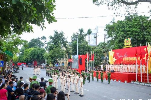 Người dân hào hứng xem công an diễu hành trong 'Ngày hội vì Thủ đô bình yên'