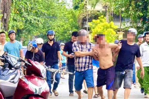 Công an khống chế người đàn ông cầm dao 'diễu phố' với biểu hiện bất thường