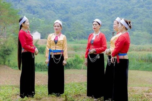 Nghệ thuật tạo hoa văn cạp váy của người Mường là di sản văn hóa phi vật thể quốc gia