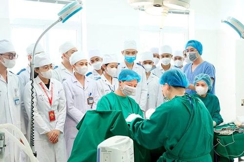 Đổi mới, nâng cao chất lượng đào tạo và khám, chữa bệnh