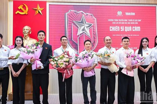 Các nghệ sĩ 'Chiến sĩ quả cảm' giao lưu với bạn đọc và sinh viên tại Báo Nhân Dân