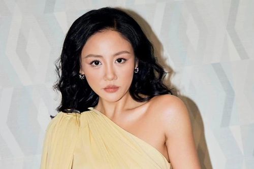 Văn Mai Hương chạm đến cảm xúc của khán giả khi hát về nỗi lòng người mẹ trong ca khúc do nhạc sĩ Hàn Quốc sáng tác